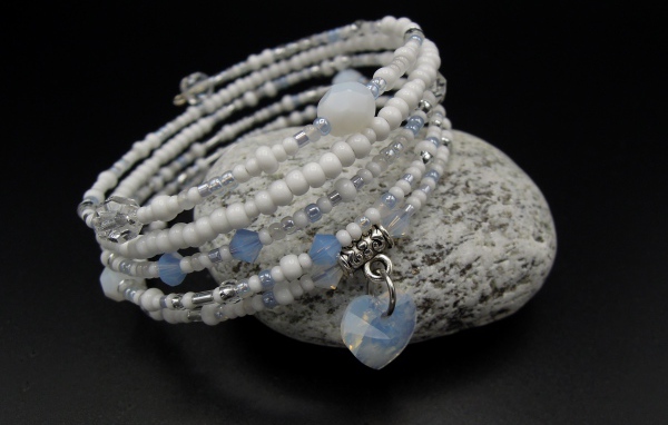 Браслет на руку с камнем на черном фоне