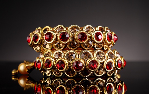 Золотое украшение с красным рубином