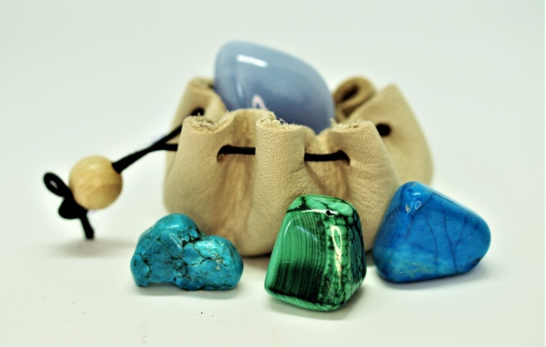 Натуральные камни бирюза на белом фоне