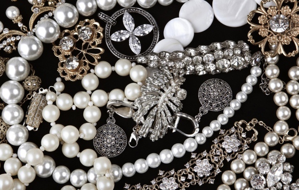 Жемчуг и драгоценности на черном фоне