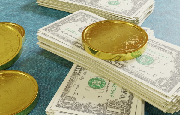 Доллары с золотой монетой биткоин 