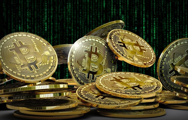 Много золотых монет биткоин  крупным планом