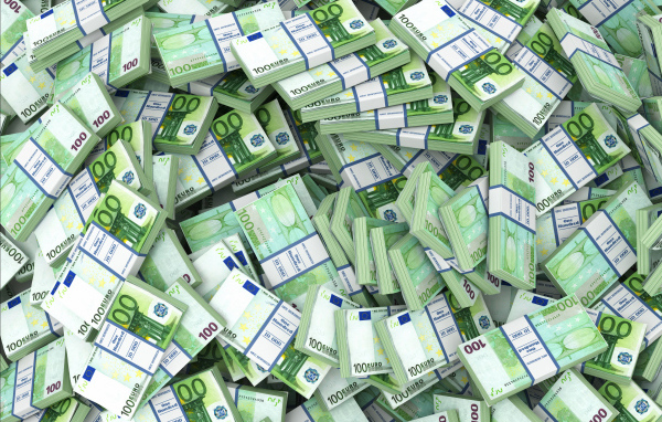 Много зеленых пачек евро крупным планом