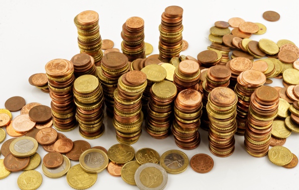 Много блестящих  монет евро на белом фоне