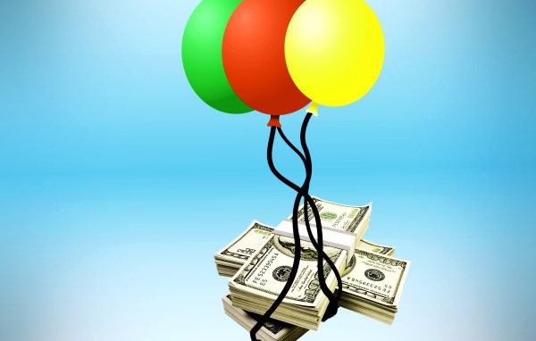 Деньги с воздушными шариками на голубом фоне 