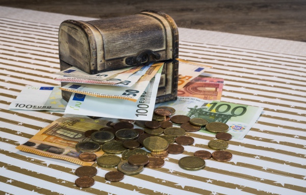 Деревянная шкатулка с бумажными купюрами евро и монетами