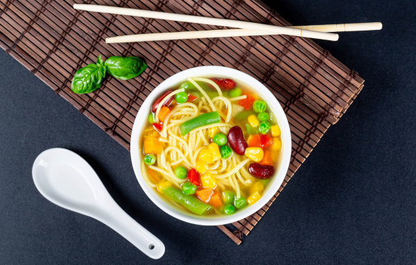 Аппетитный китайский суп с овощами