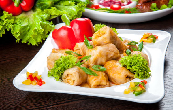 Аппетитные голубцы на тарелке с перцем 