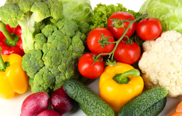 Аппетитные свежие овощи на белом фоне 