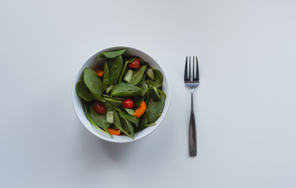 Салат из листьев базилика с огурцами и помидорами