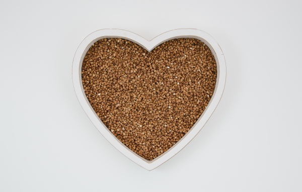 Большое белое сердце с гречневой крупой  