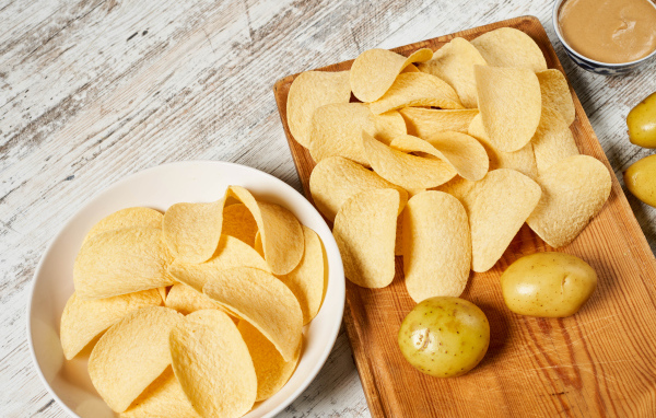 Чипсы на столе с картофелем 