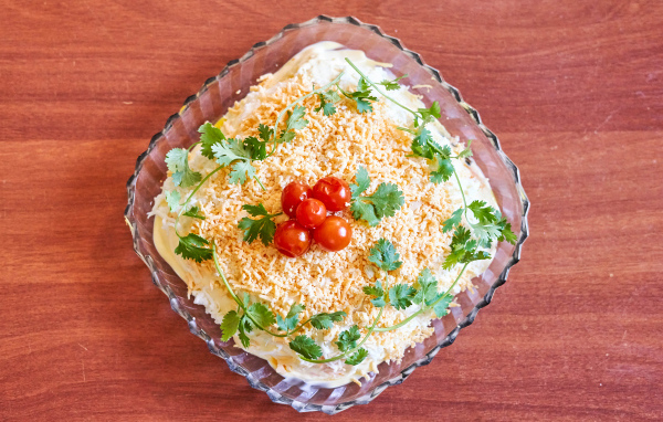 Хрустальная тарелка с салатом на столе