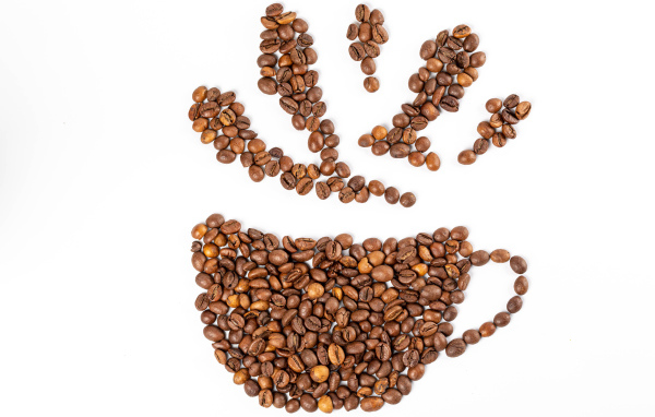 Рисунок из кофейных зерен на белом фоне 