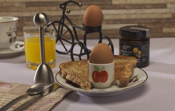 Яйца и хлеб с соком на завтрак 