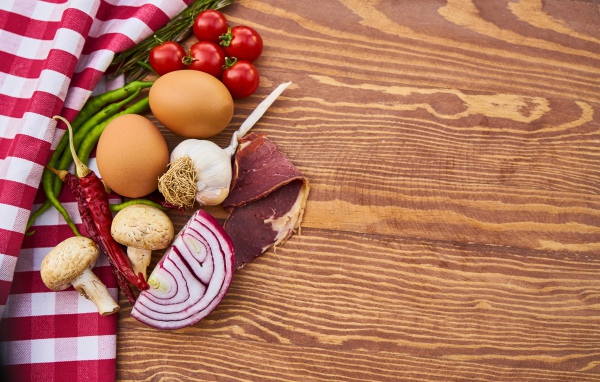 Яйца с овощами лежит на столе с полотенцем 