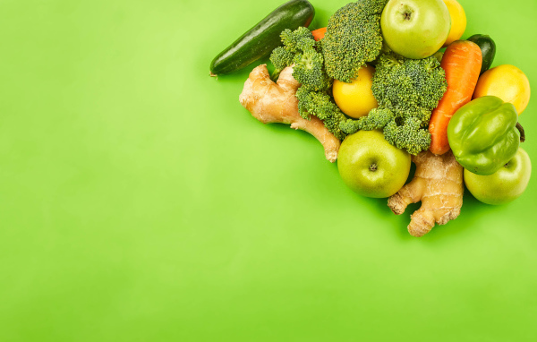 Свежие овощи на салатовом фоне