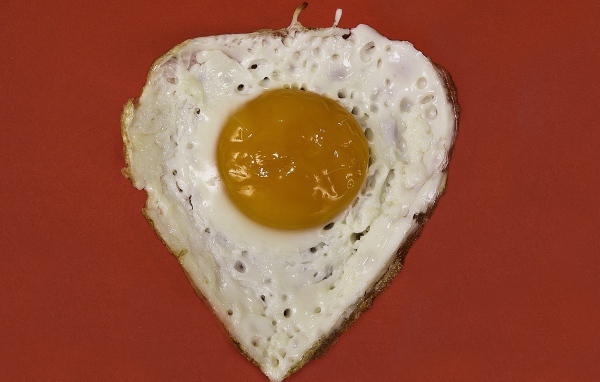 Яичница глазунья на красном фоне