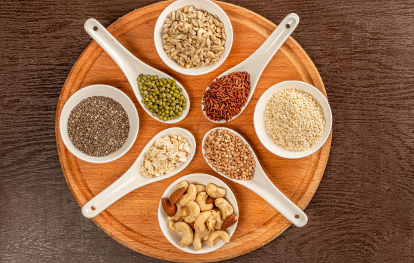 Зерна и орехи на доске на столе 