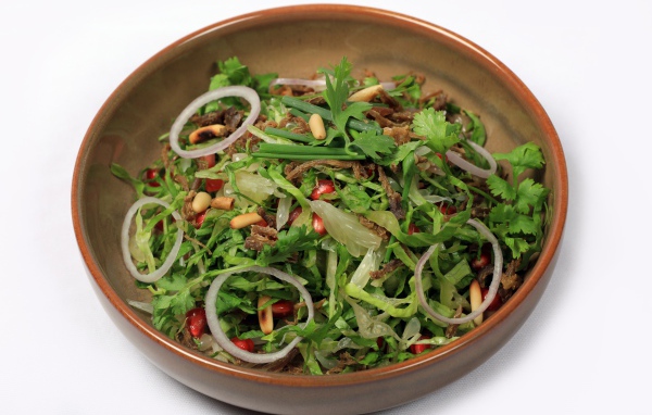 Салат из зелени с мясом на сером фоне