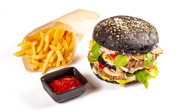 Гамбургер с картофелем фри и кетчупом на белом фоне