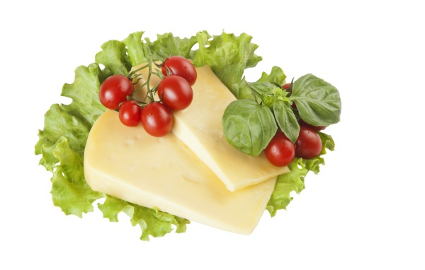Твердый сыр, листья салата, помидоры и базилик на белом фоне