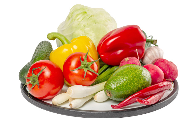 Домашние овощи  на тарелке на белом фоне