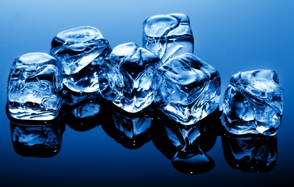 Кубики  льда на зеркальной поверхности