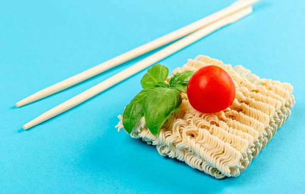 Вермишель быстрого приготовления на голубом фоне с палочками
