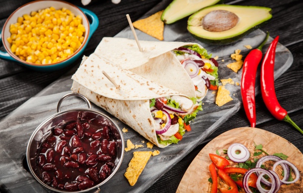 Мексиканский фаст фуд на столе