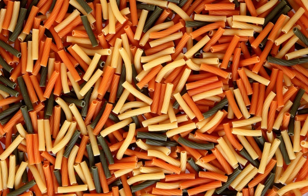 Разноцветные макароны крупным планом