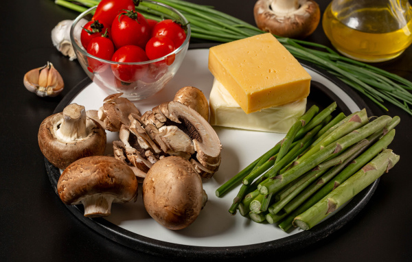Тарелка с шампиньонами, сыром, помидорами и  спаржей 