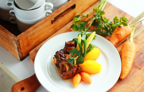 Картофель с морковью и мясом на белой тарелке 