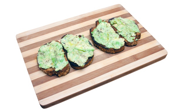 Бутерброды с черного хлеба на доске на белом фоне