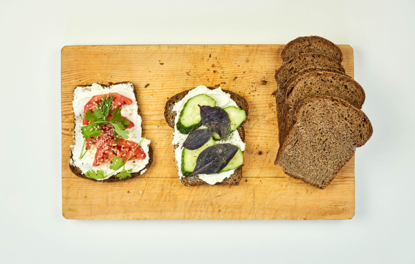 Бутерброды с черным хлебом на столе