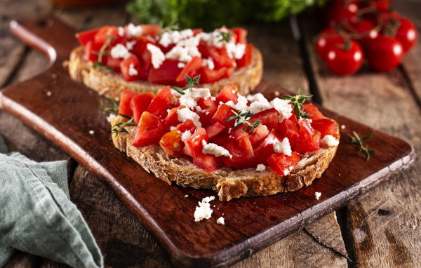 Бутерброды с помидорами и творогом 