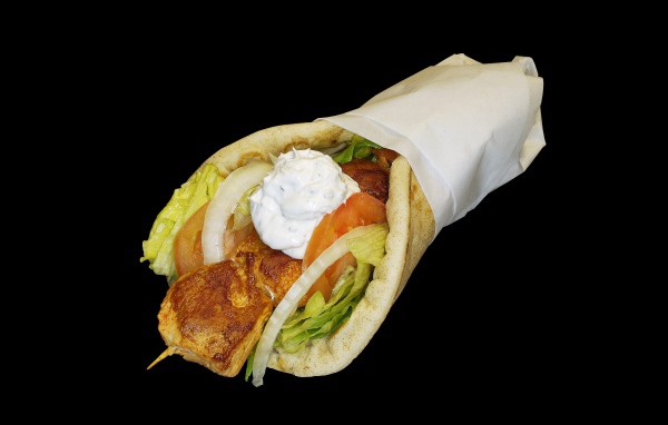 Шаурма в лепешке на черном фоне