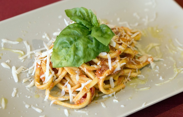 Спагетти с сыром и листьями базилика 