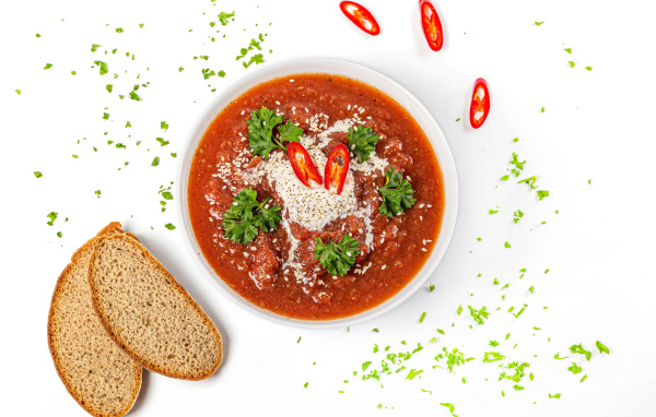 Острая аджика с хлебом на белом фоне