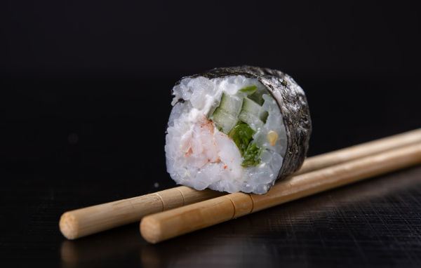 Суши с рисом и огурцами на столе