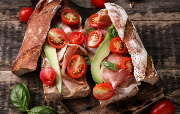 Бутерброды с помидорами, авокадо и беконом