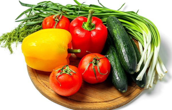 Помидоры, болгарский перец, огурцы и зелень на белом фоне