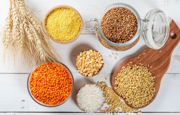 Разные крупы на столе с колосьями 