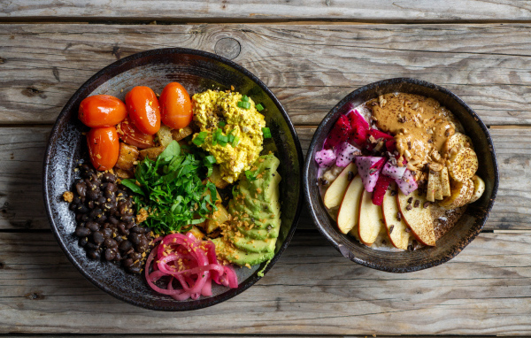 Вегетарианские блюда в тарелке на столе