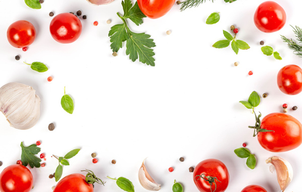 Белый фон с овощами и зеленью 