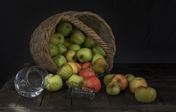 Корзина красивый спелых яблок на столе