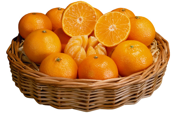 Корзина спелых плодов апельсина на белом фоне