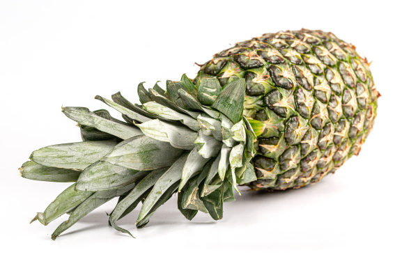 Большой ананас на белом фоне