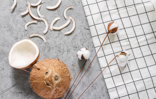 Кокос с веточками льна на столе 