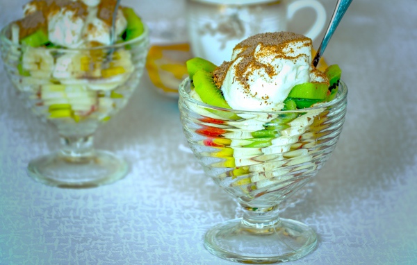 Десерт с фруктами и взбитыми сливками 